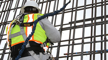 橋梁工程高空作業防墜器與安全帶連接筑牢安全防線