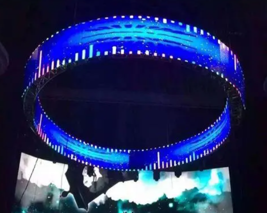 工人安裝年會晚會大型LED屏幕時請佩戴上安全防墜器